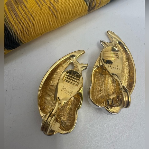 Vintage MONET two toned earrings - clip ons - Picture 4 of 5